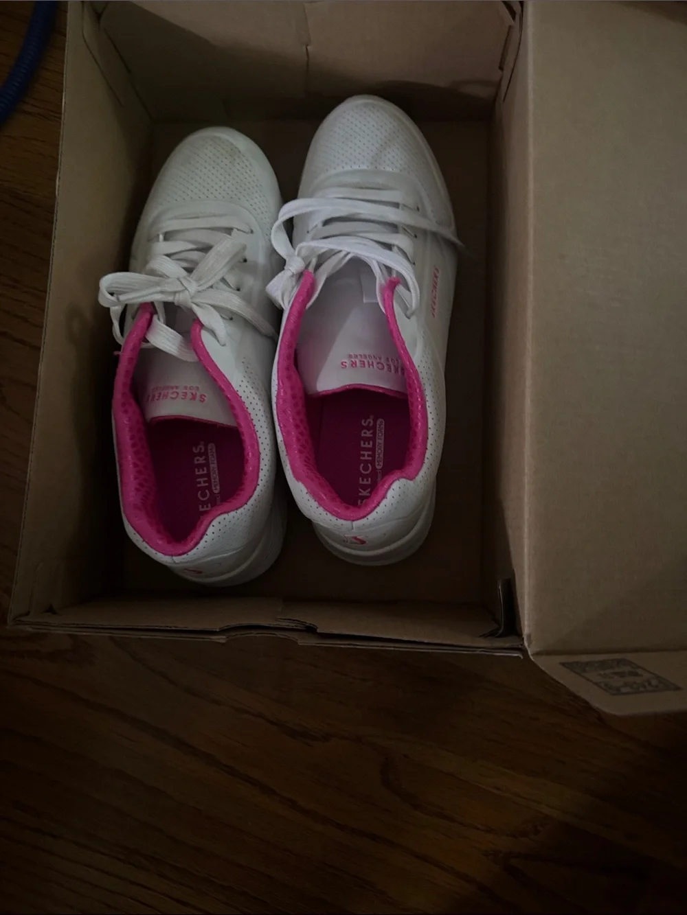 Brand new with boxSkechers White Sneakers with Pink